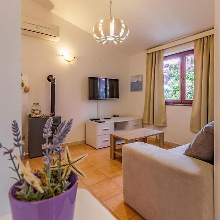 2 Bedroom Beautiful Apartment In Premantura Exterior foto