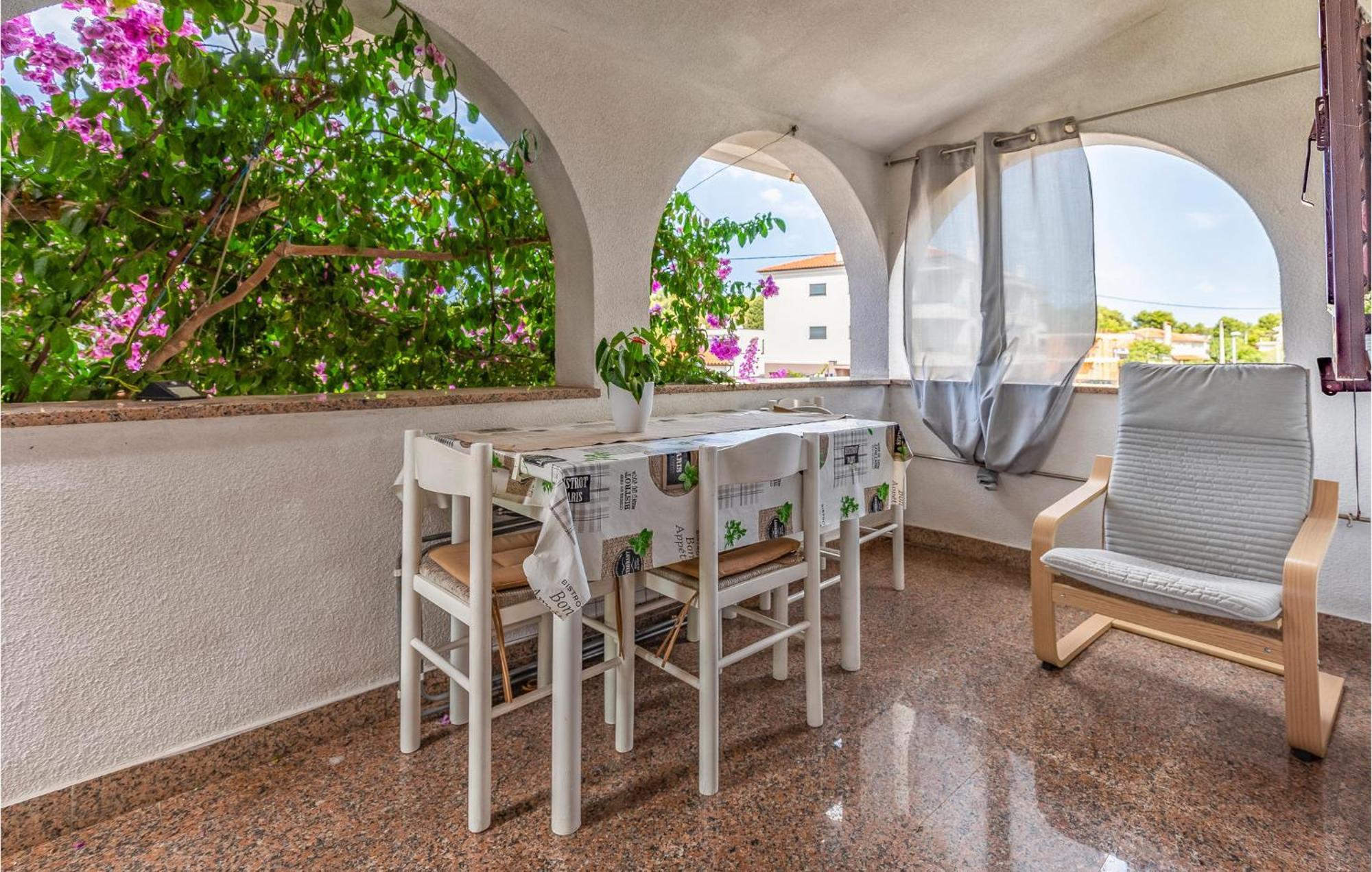 2 Bedroom Beautiful Apartment In Premantura Exterior foto